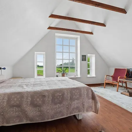 Large Charming House For 12 Guests