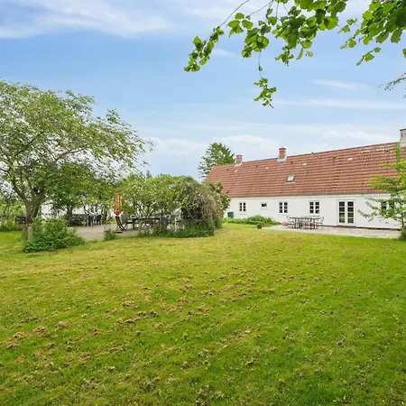 Large Charming House For 12 Guests 펜션